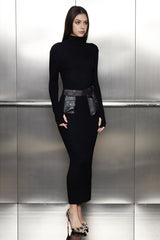 Akemi – Geschlitztes Maxi-Strickkleid mit Ruch-Schnalle und Schlitz in Schwarz