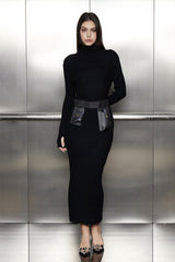 Akemi – Geschlitztes Maxi-Strickkleid mit Ruch-Schnalle und Schlitz in Schwarz