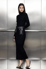 Akemi – Geschlitztes Maxi-Strickkleid mit Ruch-Schnalle und Schlitz in Schwarz