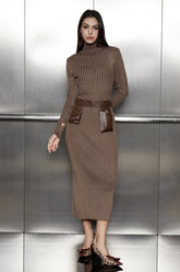 Akemi – Geschlitztes Maxikleid aus Strick mit Ruch-Schnalle in Khaki