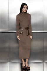 Akemi – Geschlitztes Maxikleid aus Strick mit Ruch-Schnalle in Khaki