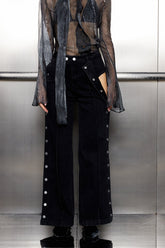 Aki – Gerade Jeans mit Knopfdeko in Schwarz