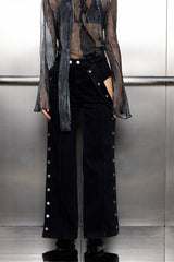 Aki – Gerade Jeans mit Knopfdeko in Schwarz