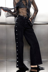 Aki – Gerade Jeans mit Knopfdeko in Schwarz