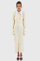 Almis Maxikleid aus Strick mit Federn und Revers