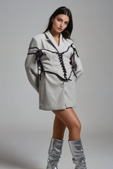 Alonsa – Weißer Blazer mit Korsettschnürung