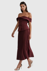 Alora – Ärmelloses Set mit Rüschenrock und Revers in Rot