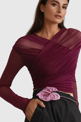 Alusia – Figurbetontes Oberteil aus gekreuztem Netzstoff in Rot