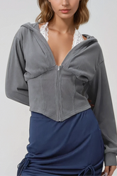 Alvilde – Tief ausgeschnittenes Spitzentop mit Kapuze