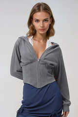 Alvilde – Tief ausgeschnittenes Spitzentop mit Kapuze