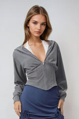 Alvilde – Tief ausgeschnittenes Spitzentop mit Kapuze