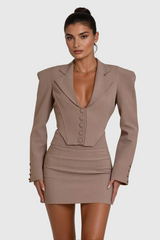 Alwin – Figurbetontes Rockset mit tiefem Ausschnitt und Knopfleiste