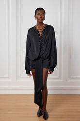 Amaris – Minikleid aus Satin mit Schnürung und Fransen