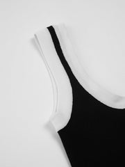 Kurzes Kleid mit eckigem Ausschnitt und Kontrastbesatz