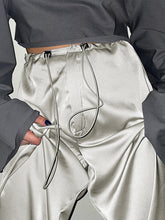 Übergroße Satinhose mit weitem Bein