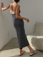 Langes Kleid mit Strandstreifen und offenem Rücken