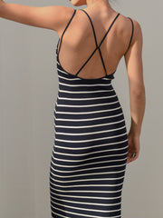 Langes Kleid mit Strandstreifen und offenem Rücken