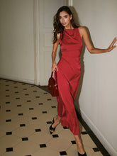 Langes Kleid aus Satin mit Wasserfallausschnitt und überkreuztem Rücken