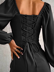 Drapiertes Midikleid mit Croset-Schlitz und quadratischem Ausschnitt