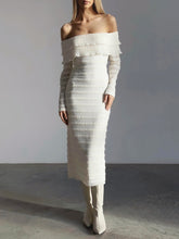 Schulterfreies Midikleid aus mehrlagigem Strick mit Rüschen und Überschlag