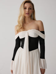 Frenchy – Kurzes, schulterfreies Kleid mit Kontrast