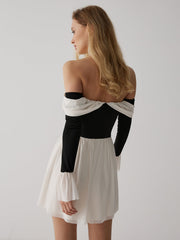 Frenchy – Kurzes, schulterfreies Kleid mit Kontrast