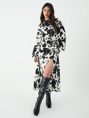 Langes Kleid mit Blumenmuster und Schlitz