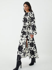 Langes Kleid mit Blumenmuster und Schlitz