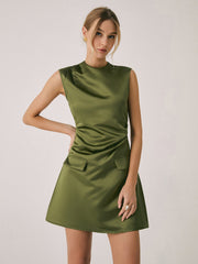 Kurzes Satinkleid mit Rundhalsausschnitt