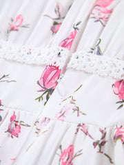 Kurzes Kleid mit mehrfarbigem Spitzenbesatz und Blumenmuster