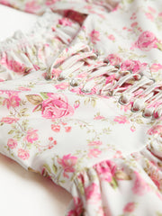 Kurzes Kleid mit Blumenmuster und Bindegürtel