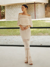 Ausgehöhltes schulterfreies Maxikleid mit Schal