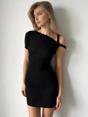 Kurzes Kleid mit asymmetrischem Ausschnitt und einer Schulter
