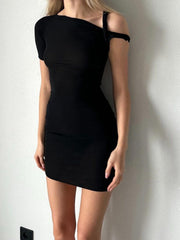 Kurzes Kleid mit asymmetrischem Ausschnitt und einer Schulter