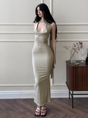 Rückenfreies, langes Neckholder-Strickkleid