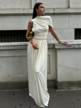 Asymmetrisches, ärmelloses, langes Kleid mit Falten