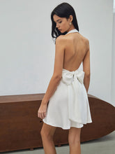 Neckholder-Kurzkleid mit großer Schleife