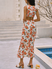 Langes Kleid mit Blumenmuster, Knotendetail und Schlitz