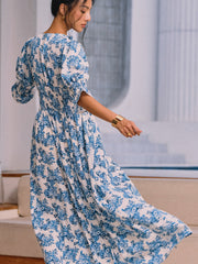 Langes Kleid mit Blumenmuster und Schlitz