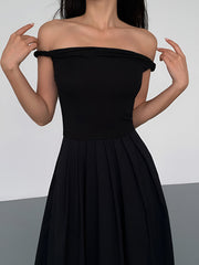 Einfarbiges, schulterfreies, langes Plisseekleid