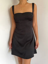 Ärmelloses, kurzes Kleid mit offenem Rücken