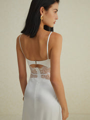 Rückenfreies, langes Spitzenkleid mit Cut-outs