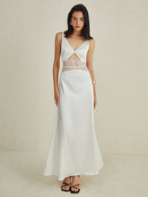 Rückenfreies, langes Spitzenkleid mit Cut-outs