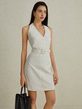 Rückenfreies kurzes Kleid mit V-Ausschnitt und Gürtel