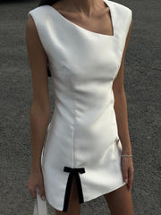 Kurzes Kleid mit asymmetrischem Schleifendekor und Schlitz