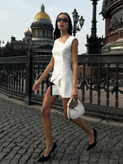 Kurzes Kleid mit asymmetrischem Schleifendekor und Schlitz