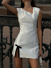 Kurzes Kleid mit asymmetrischem Schleifendekor und Schlitz