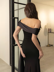 Schulterfreies, schmales, langes Kleid mit Knoten