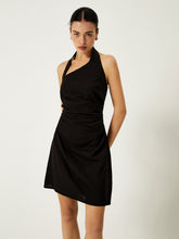 Kurzes rückenfreies Kleid mit asymmetrischem Neckholder