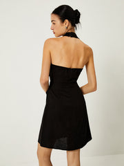 Kurzes rückenfreies Kleid mit asymmetrischem Neckholder